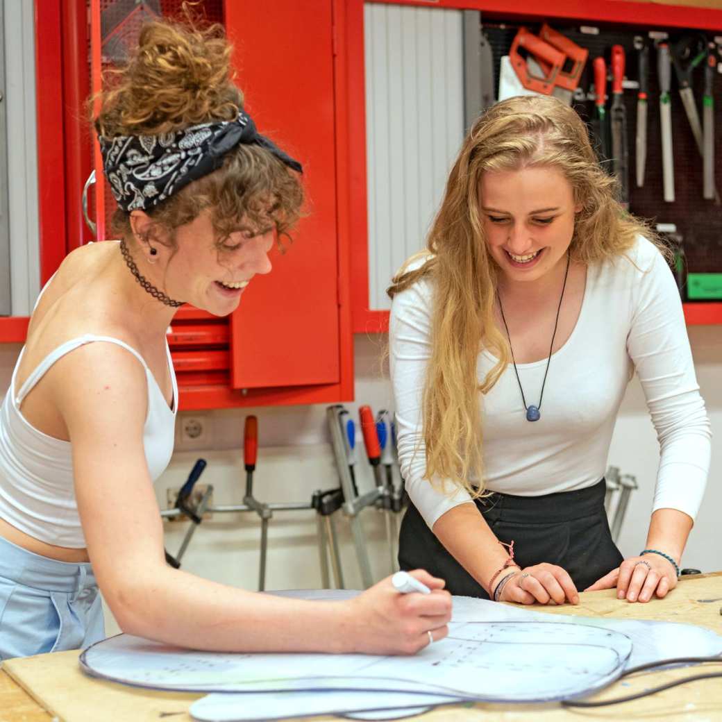 Twee Vaktherapie studenten werken samen in het werklokaal