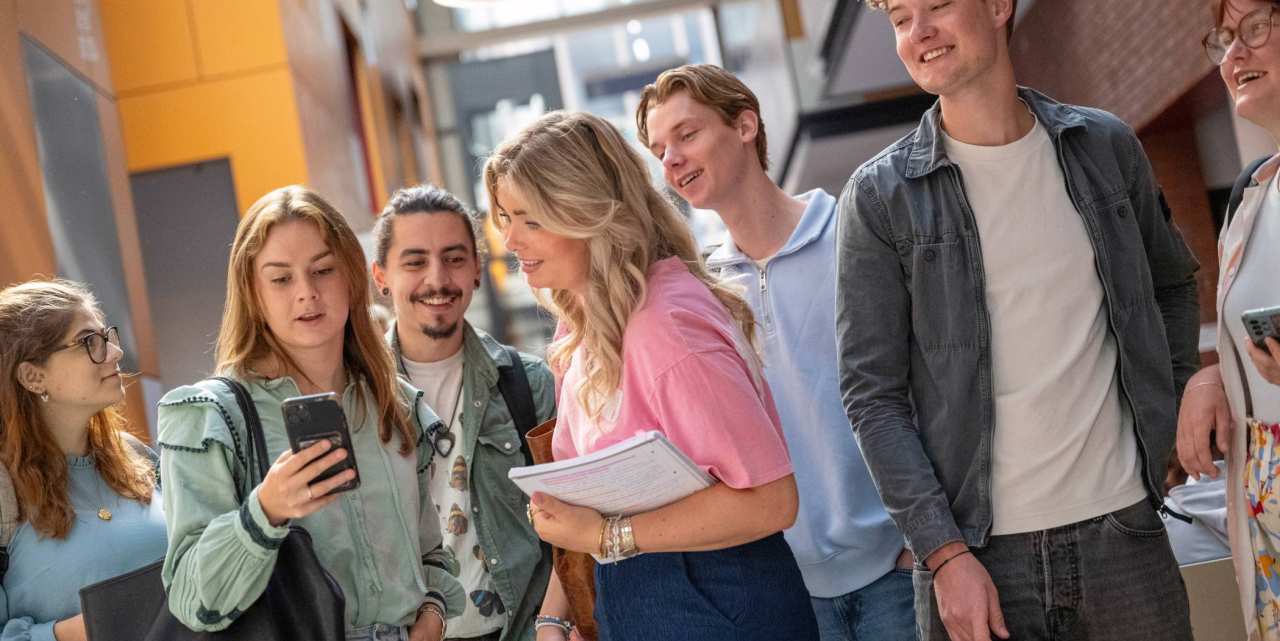 studenten bekijken startinformatie van de opleiding