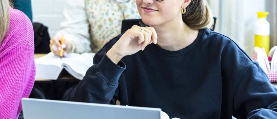 Studenten luisteren naar de docent tijdens de les