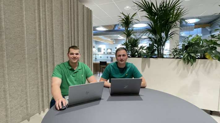 Wesley Gerrits en Desley van der Felz studeren af in het AI atelier