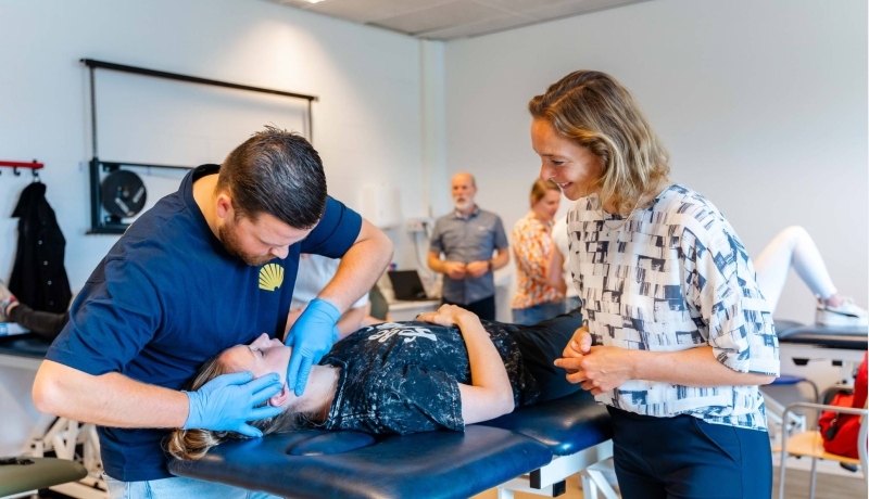 Studenten fysiotherapie oefenen op cliënt