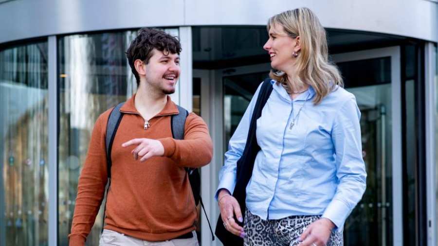 Studenten van hbo Logistics Management op de HAN campus