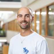 Portret foto Guus van Bentum, wit t-shirt dragend met ketting