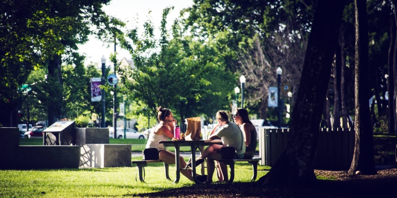 Mensen in park, plekken van verbinding