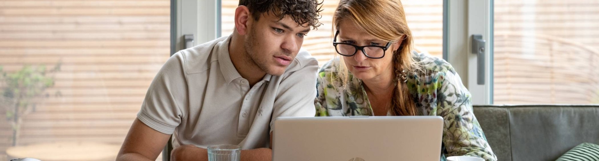 moeder en zoon op laptop aanmelden hbo studie
