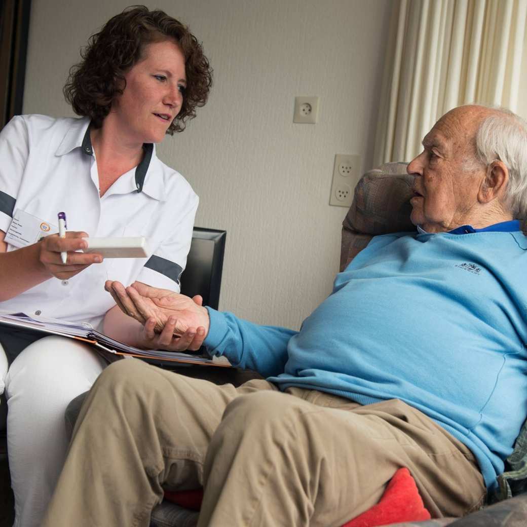 wijkverpleging thuiszorg met man thuis