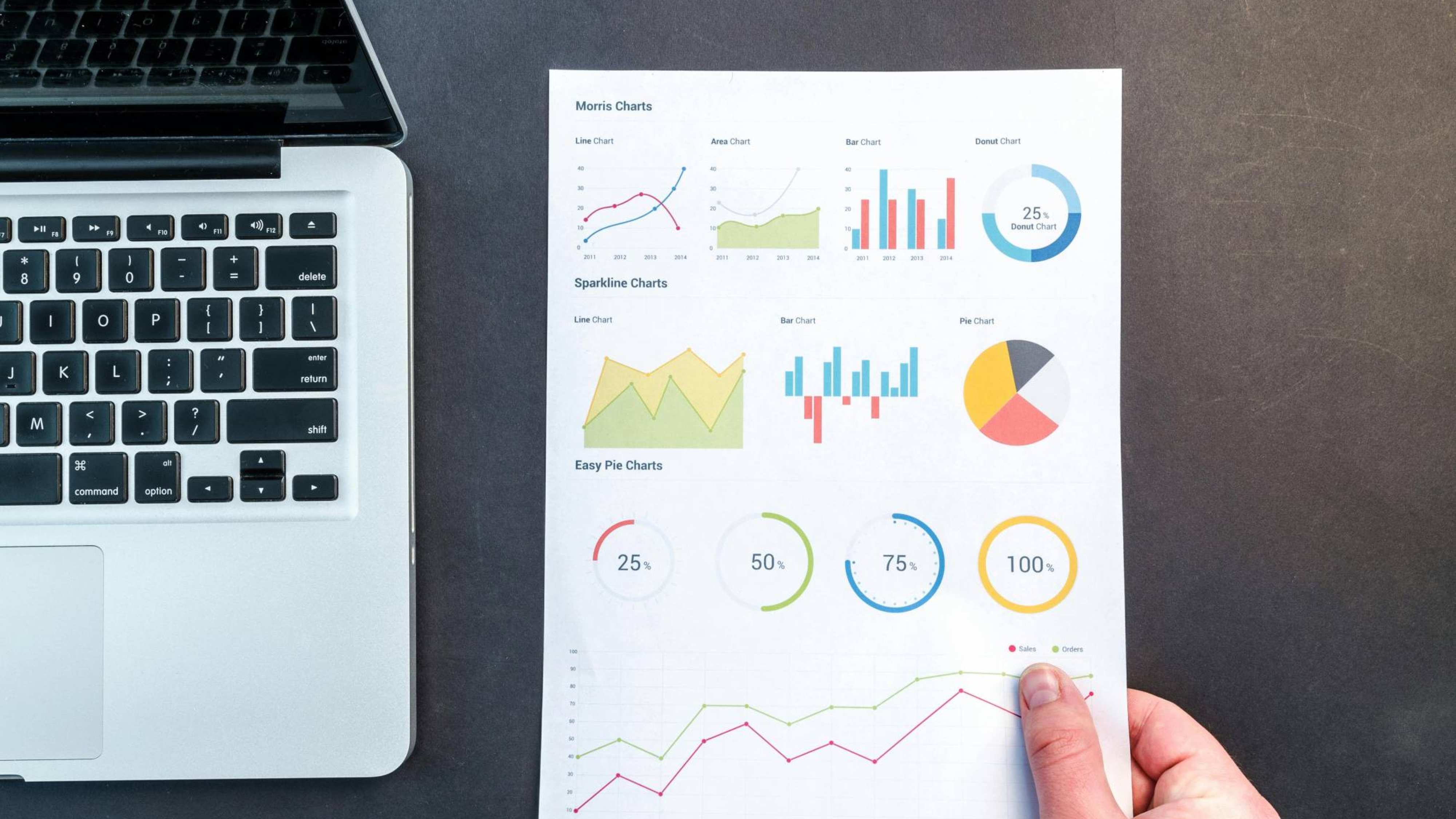 Deelnemer bezig met data analyse op laptop. 