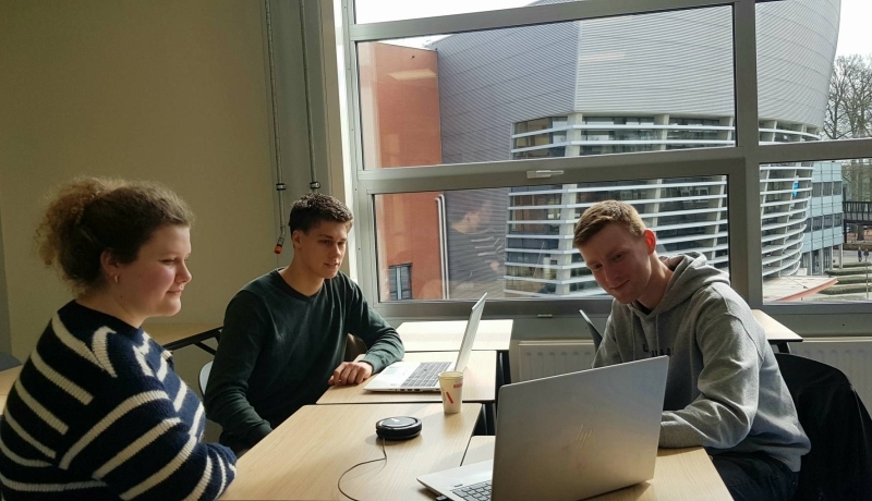 Studenten overleggen in een leslokaal op Ruitenberglaan 29 met hun opdrachtgever via online Teams over de vorderingen van hun project