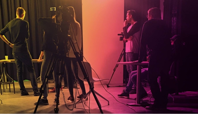 Studenten aan het werk in de studio voor online contentcreatie