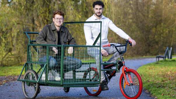 Bas Velings en Ilias Lamari studeren Industrieel Product Ontwerpen (IPO) aan de HAN. Ze reisden voor hun minor Global Awareness naar de Filippijnen en ontwierpen daar met de gebruikers een innovatieve afvalverzamelbakfiets.