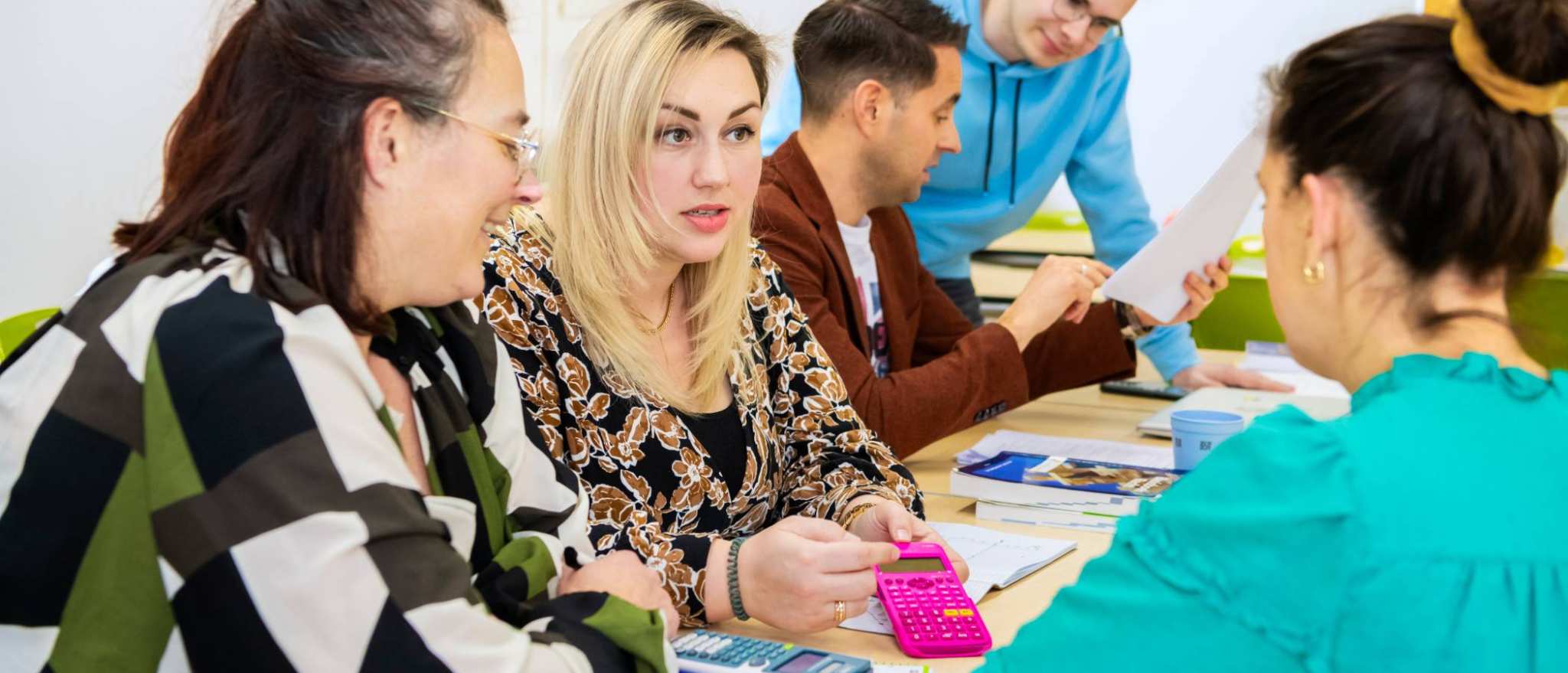 De studenten overleggen in de klas. 
