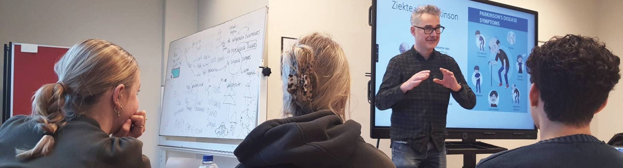 HAN-docent Rudie van den Heuvel legt het OpenEd-project Activating Parkinson Patients with Sensor (APPS) uit