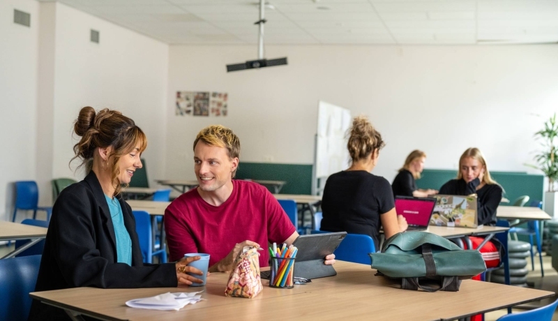 5 masterstudenten werken in een lokaal bij de HAN.