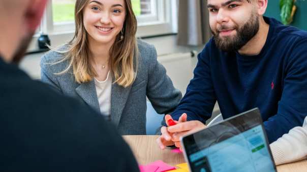 Studenten in gesprek over netwerken en ondernemen