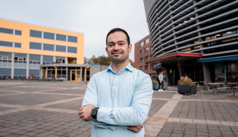 Promovendus Erkan Yalcin staat voor de HAN campus
