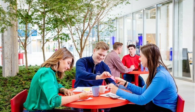 Studenten circulaire economie overleggen