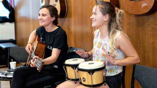 Studenten muziektherapie zijn muziek aan het maken in muzieklokaal