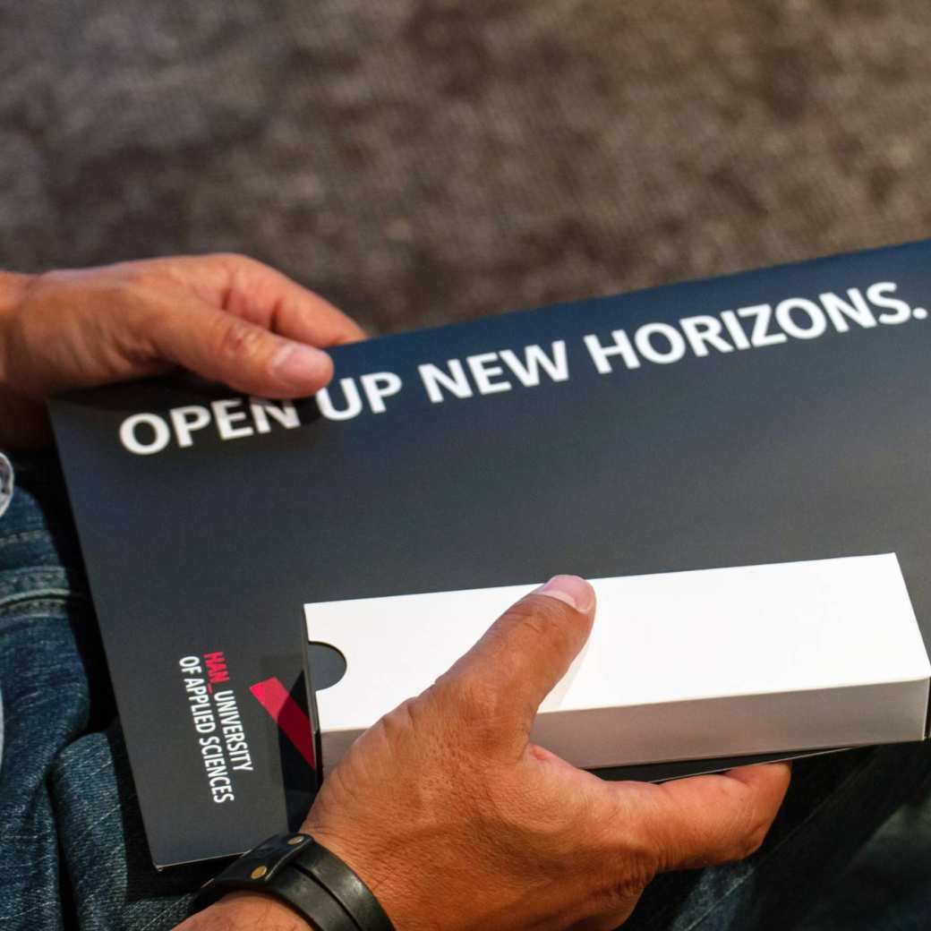 illustratie zwarte omslagmap met opdruk open up new horizons