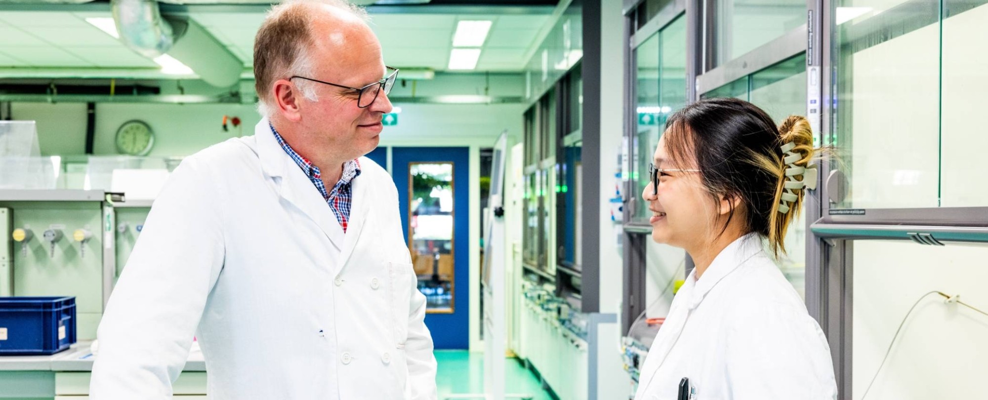 Docent en student overleggen in lab