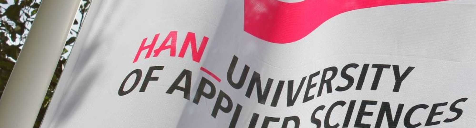 Witte vlag met HAN-logo