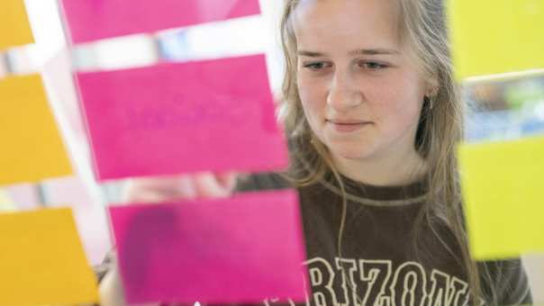 Health fotoshoot Wijkcentrum studentente schrijft op lijst plakbriefjes