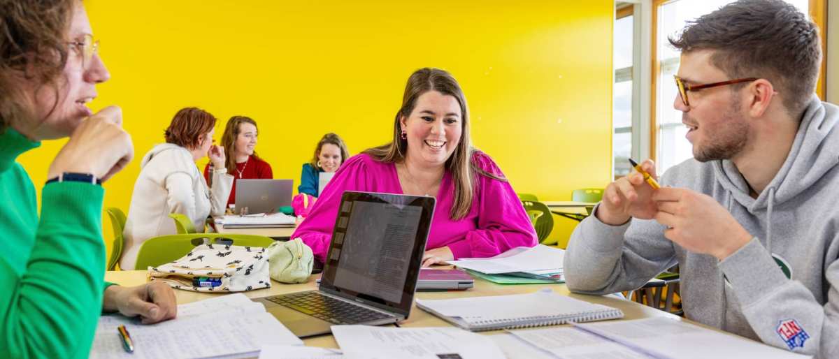 De studenten lachen in het klaslokaal. 