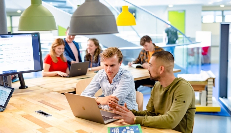 Applied data science studenten werken aan opdracht