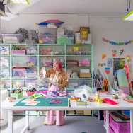 Cursist werkt in haar eigen designstudio tbv testimonial