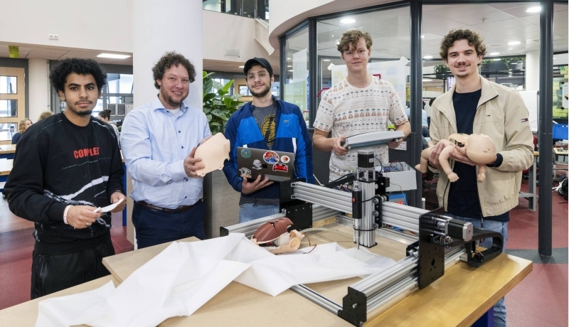 Alessandro, Johan, Marijn, Omr en Yannick ontwerpen een machine voor longen van een reanimatiebabypop.