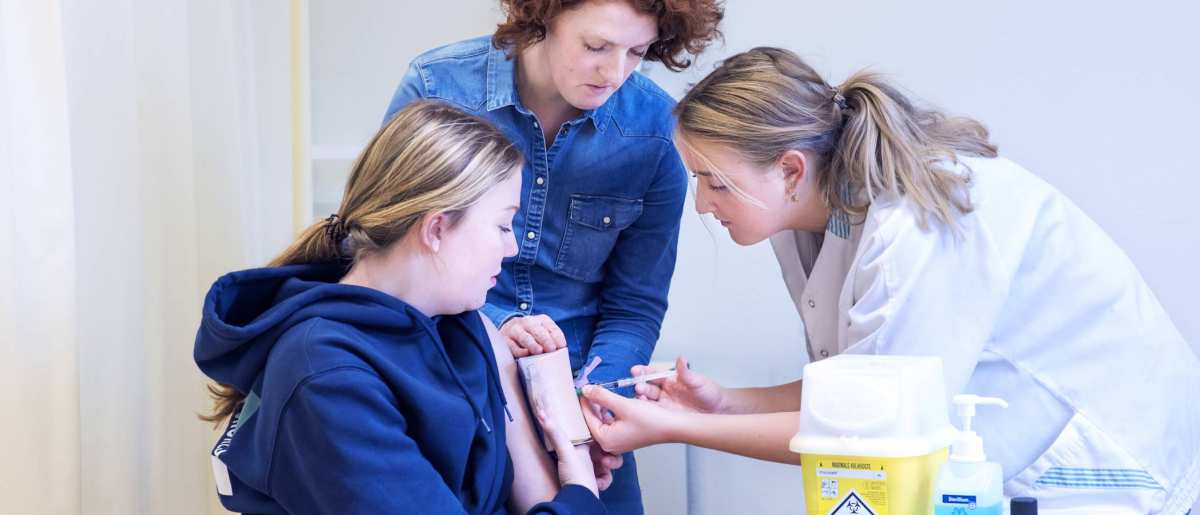 Voltijd Verpleegkunde student en docent aan het bloedprikken-2