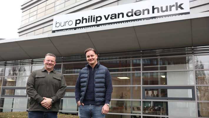 Iwan Jolink met zijn oud-docent Marcel van Kooten voor buro philip van den hurk