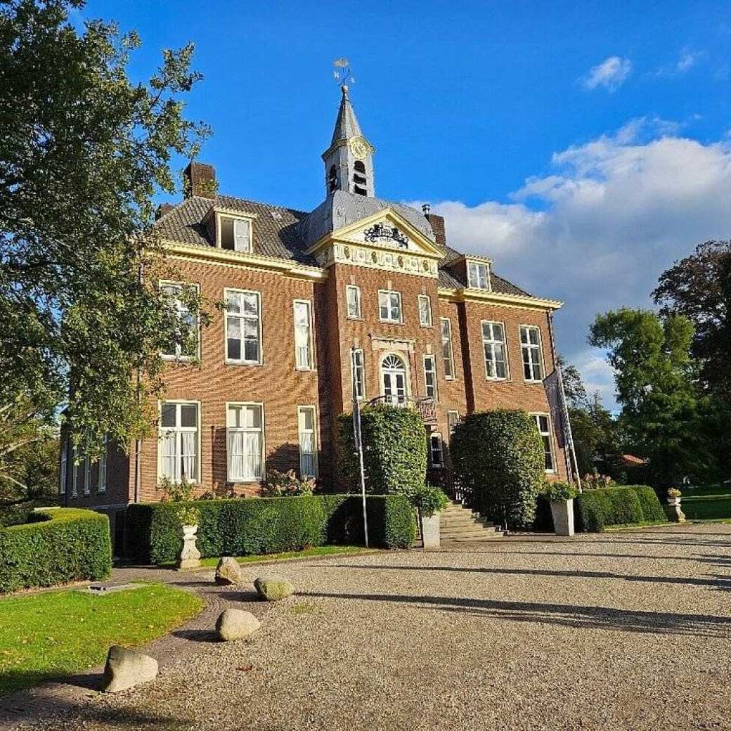 Vooraanzicht van kasteel Hoekelum te Bennekom
