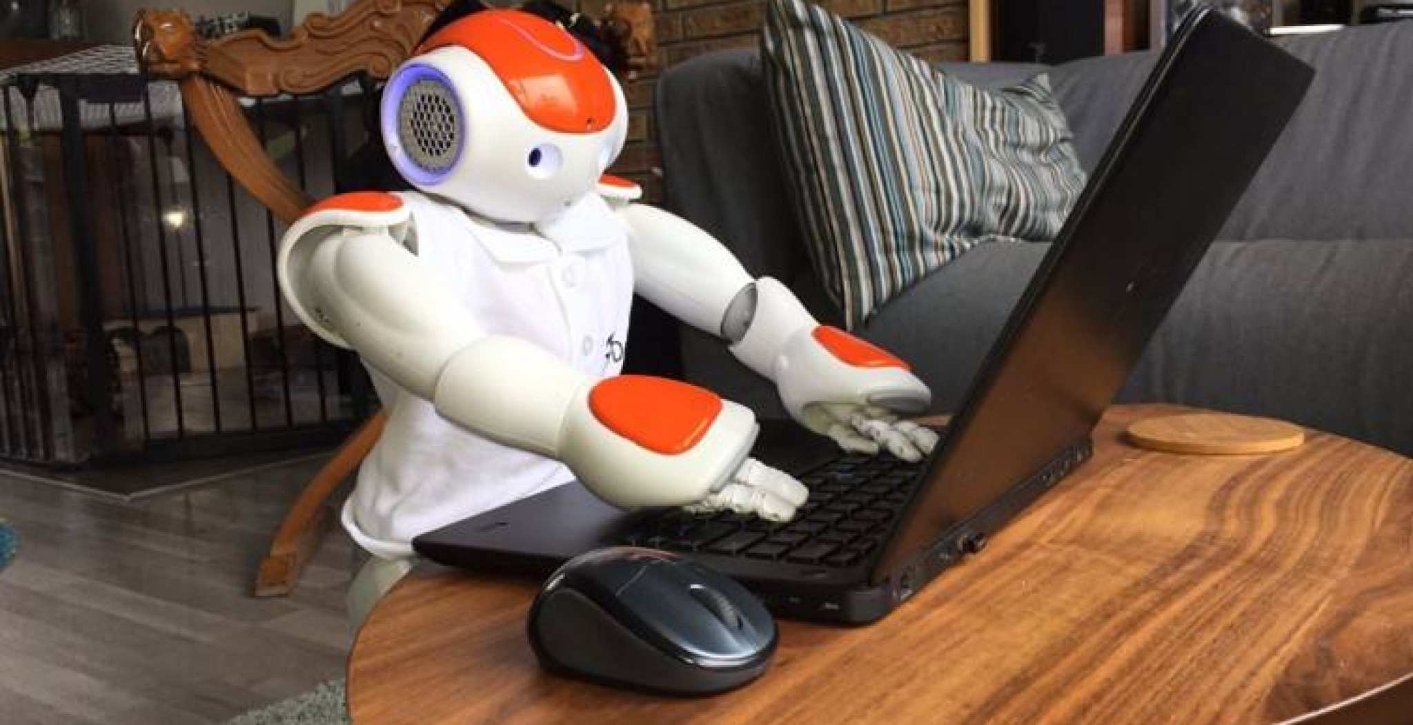 Robot zit achter een laptop bij het promotieonderzoek naar zelfregulerend leren op het gebied van diabetes