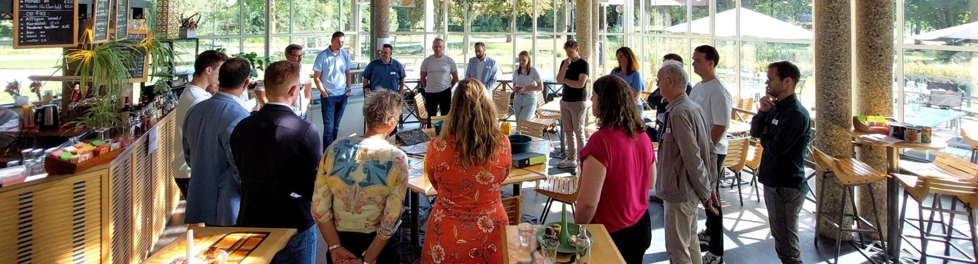 Studenten en docenten van de MIAM doen een kennismakingsspel in het T-huis in Arnhem.
