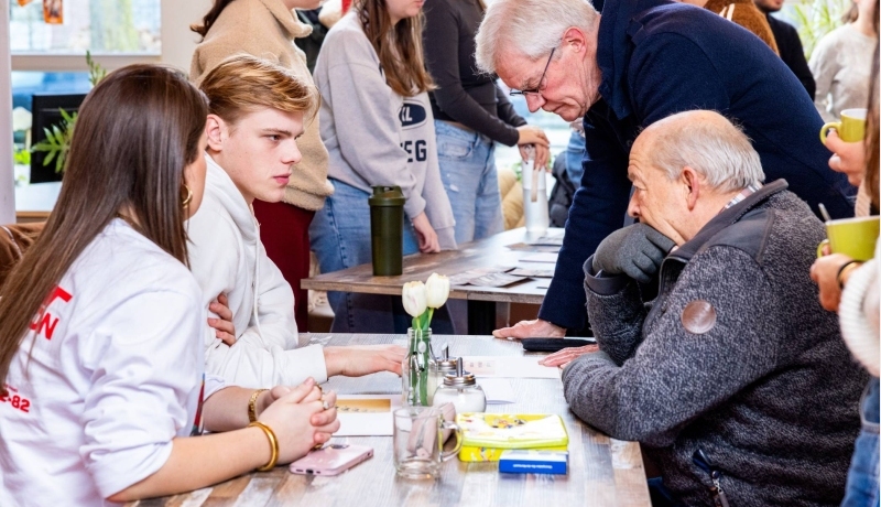 Labs en Werkplaats wijk Lindenholt-studenten-professionals en burgers aan het werk