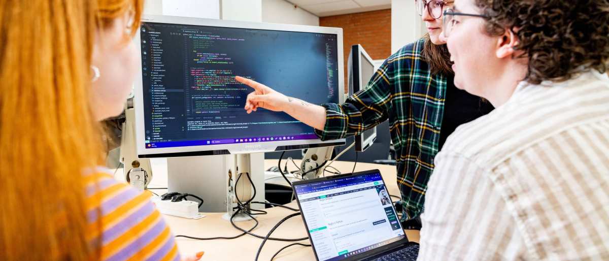 bio-informatica studenten achter de computer