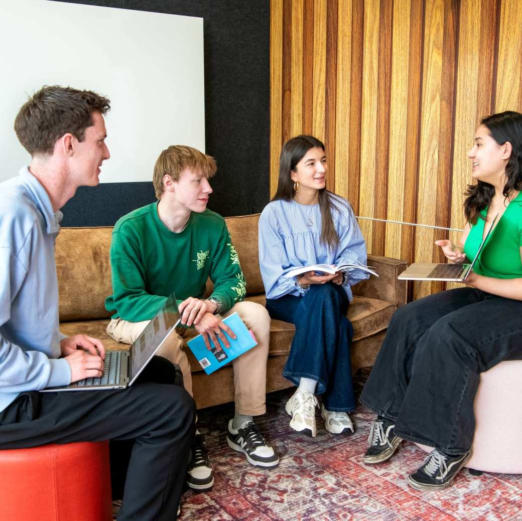 Studenten van hbo Toegepaste Psychologie in gesprek op de HAN in Nijmegen
