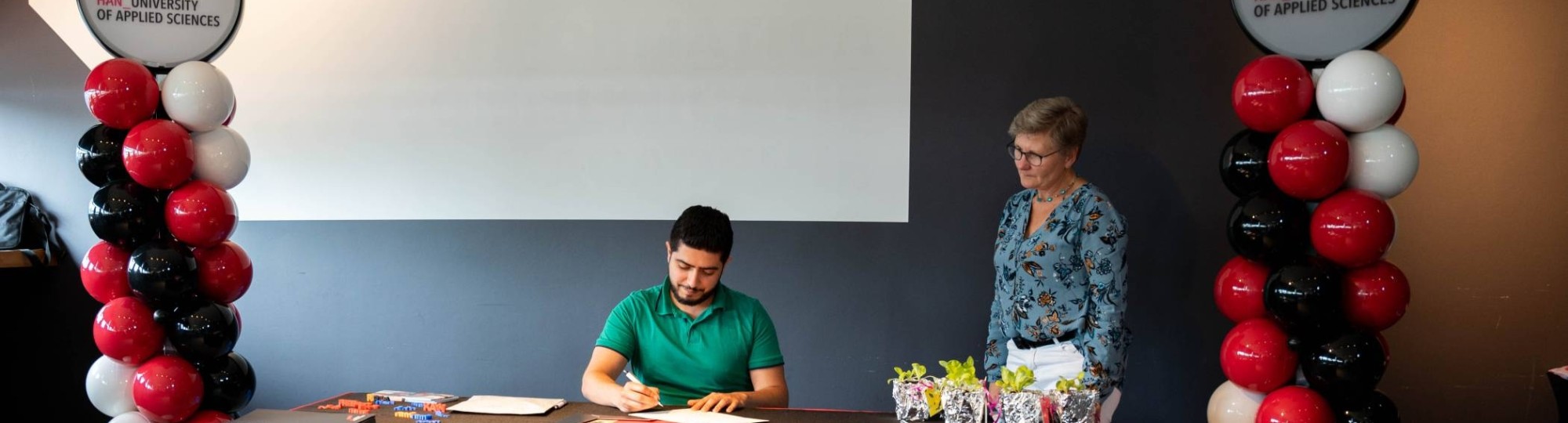 Layth Al Soliman ondertekent het certificaat van het voorbereidende traject