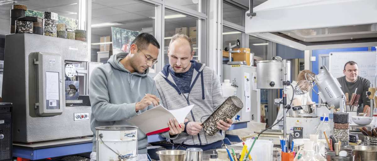Asfaltwegenbouwlaborant cursisten in betonlab onderzoek beton