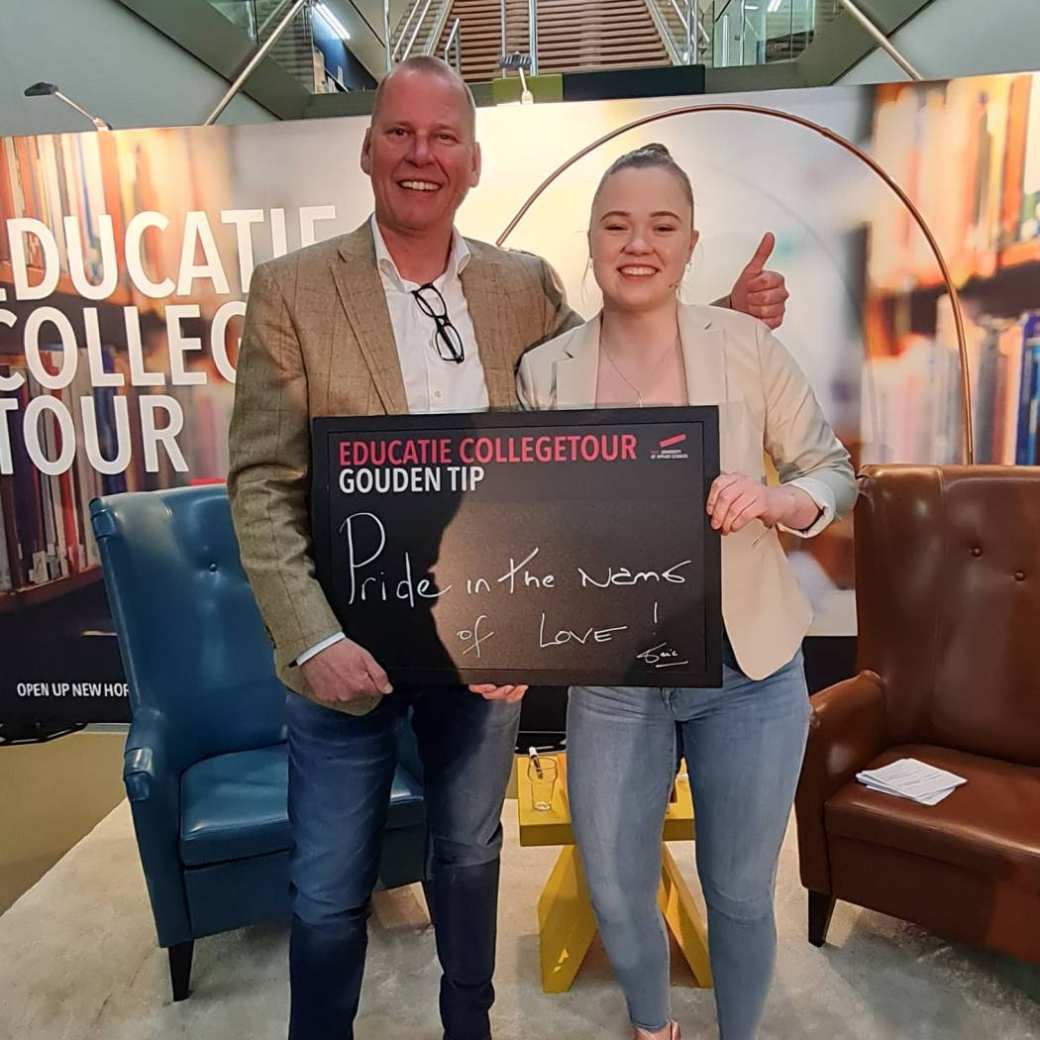 Eric van 't Zelfde en Silvie Arts op het podium bij de Educatie Collegetour