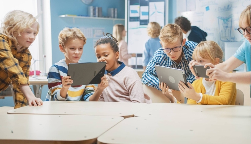 kinderen op laptop