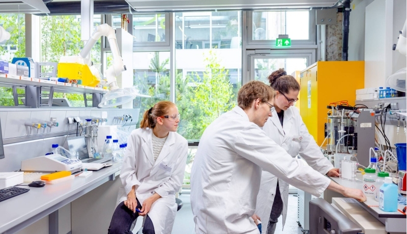 Deeltijdstudenten werken samen in een laboratorium op de HAN.