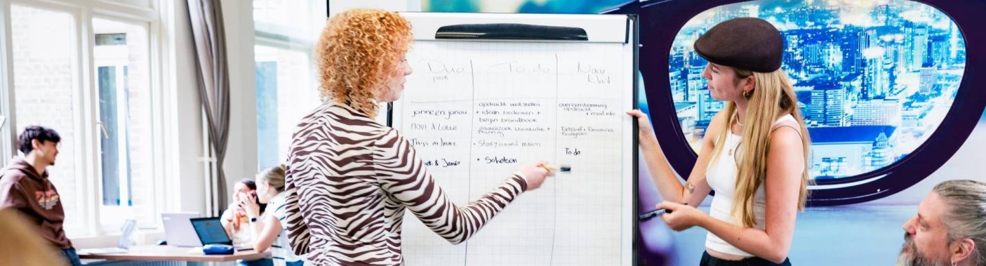 3 communicatie studenten met flipover