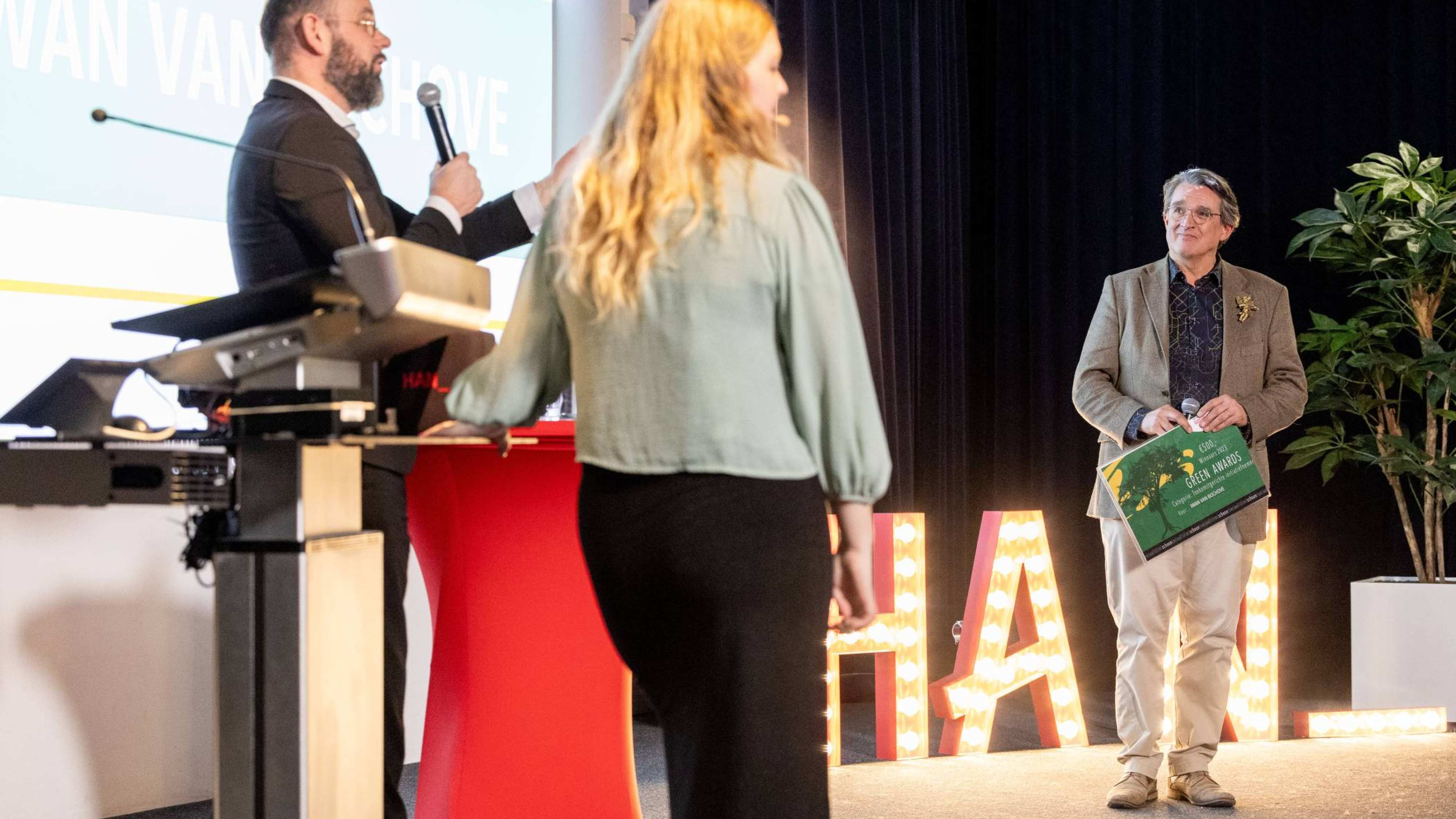 Iwan van Bochove, coördinator van het HAN Mobility Innovation Center (MIC) en een ervaren industrieel ontwerper, heeft de HAN Green Award 2023 ontvangen in de categorie Toekomstgerichte Initiatiefnemer.