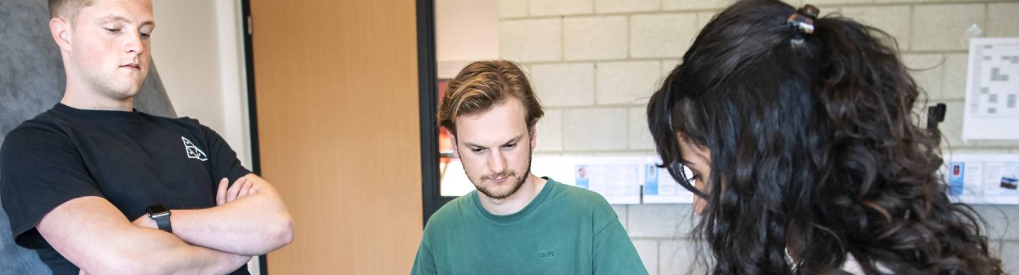 Patiënt zittend op behandelbank bij fysiotherapeut-passende zorg voor een operatie