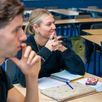 Twee leerlingen die aandacht luisteren