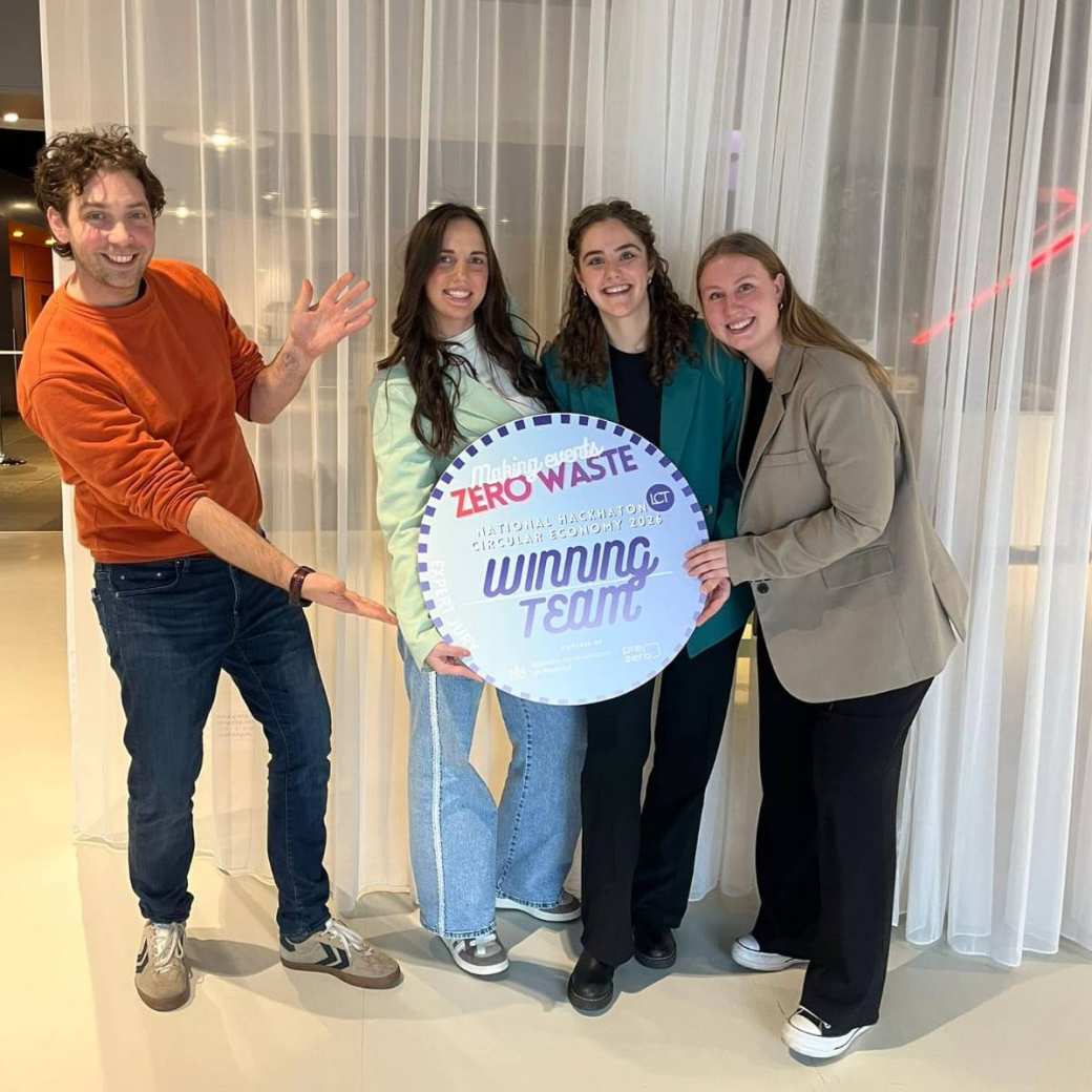 De winnende studenten met hun docent.