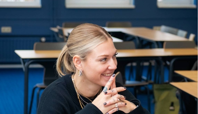 AMM LLO Isa tijdens les Social Work deeltijd