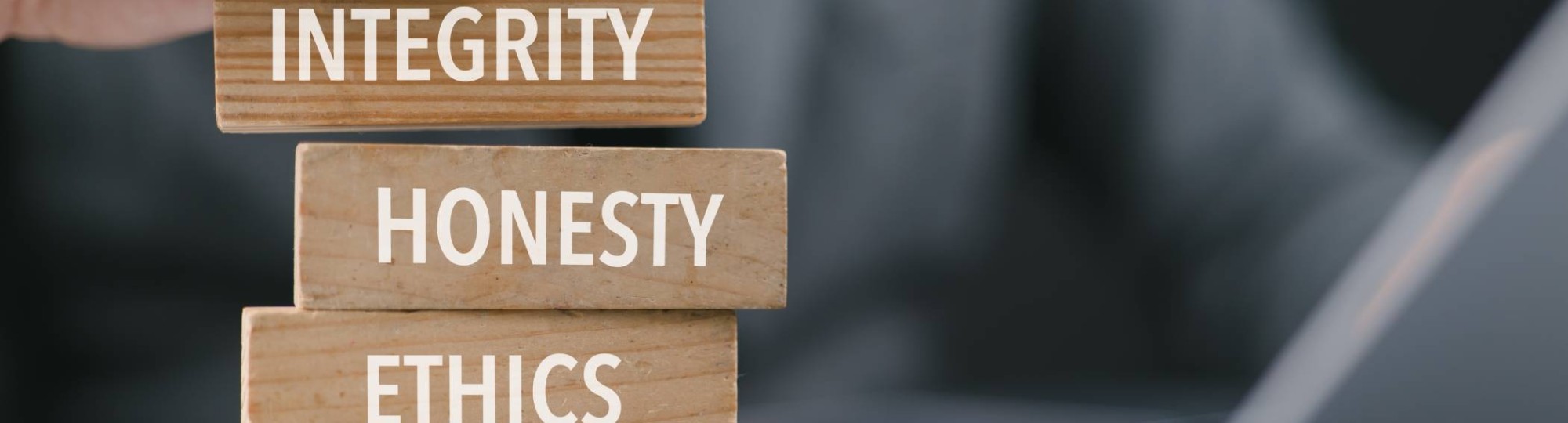 Houten blokjes met daarop de teksten Integrity, Honesty, Ethics