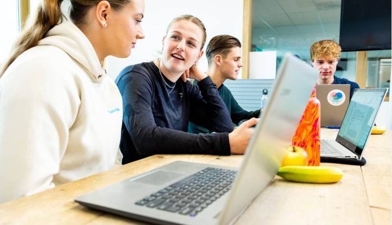 sportkunde sportqube 2 studenten achter laptop2 2023